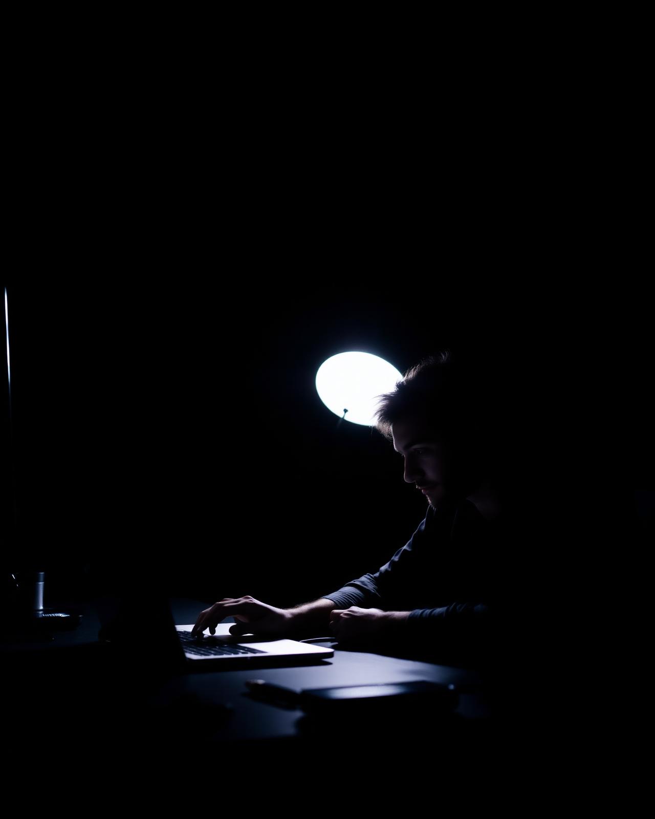 Desainer bekerja di studio